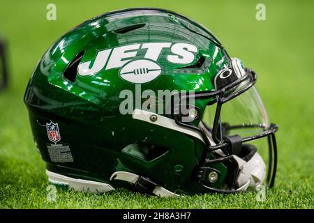 Houston, TX, USA. 28th. November 2021. Während des 1st. Quartals eines NFL-Fußballspiels zwischen den New York Jets und den Houston Texans im NRG Stadium in Houston, TX, sitzt ein Helm der New York Jets auf dem Spielfeld. Trask Smith/CSM/Alamy Live News Stockfoto