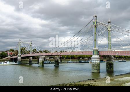 Blick auf die Albert Bridge, eine Straßenbrücke über den Tideway der Themse, die Chelsea mit Battersea verbindet, in London, England. Stockfoto