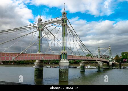 Albert Bridge, eine Straßenbrücke über den Tideway der Themse, die Chelsea mit Battersea in London, Großbritannien, verbindet. Stockfoto