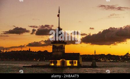 Die Zeit am Abend in der Nähe des Maiden's Tower würde Sie entspannen. Touristen und Einheimische verbringen ihre Zeit hier in der Regel mit der Familie und den Lieben. Stockfoto