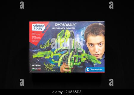 Irvine, Schottland, Großbritannien - 15. November 2021: Clementoni unter der Marke Dynamix Scorpion Power Spielzeug für Jugendliche in recycelbarem Karton Stockfoto