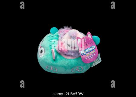 Irvine, Schottland, Großbritannien - 15. November 2021: Squishmalows Branded Plüschtier Squishville, bestehend aus einer Mini-Squishmalow und einem Fahrzeug aus Kindersicherungsgerät Stockfoto