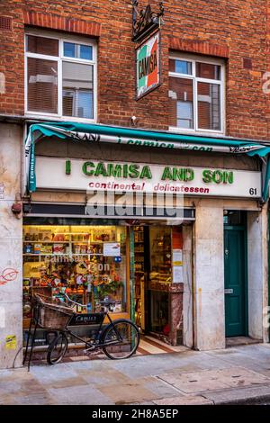 I Camisa & Son - Camisa ist ein 1929 gegründetes italienisches Delikatessengeschäft in Soho in der Old Compton Street in Soho London. Camisa Soho Deli Old Compton St. Stockfoto