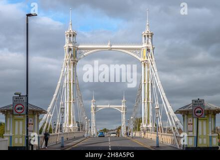 London, Großbritannien - 20 2018. September: Blick auf die Albert Bridge, eine Straßenbrücke über den Tideway der Themse, die Chelsea mit Battersea verbindet. Stockfoto