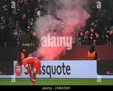 25. November 2021, Hessen, Frankfurt/Main: Fußball: Europa League, Eintracht Frankfurt - FC Royal Antwerpen, Gruppenphase, Gruppe D, Matchday 5 im Deutsche Bank Park. Ein Feuerwerk (Bengalo), das von Fans des Königlichen Antwerpen geworfen wird, brennt vor den Zuschauern in der gegnerischen Tribüne nieder. Ein Zuschauer wird verletzt. Foto: Arne Dedert/dpa Stockfoto