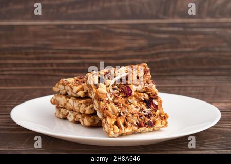 Peanut Candy Bars Mithai Oder Giurgiulena Bekannt Als Meetha Chikki, Gud Patti, Gur Mungfali Chiki, Gajak, Tilgul, Gajjak, Gazak Oder Gachak Werden Aus Moong Hergestellt Stockfoto