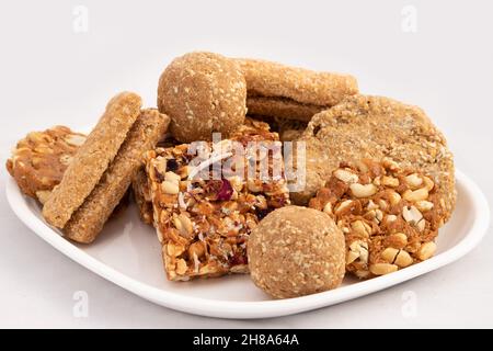 Makar Sankranti oder Lohri Mithai viz Meetha Chikki, Gud Patti, Gur Mungfali Gulab Chiki, Gajak Laddu, Tilgul Ladoo, Gajjak Rolls, Gazak Burfi, Tilkut A Stockfoto