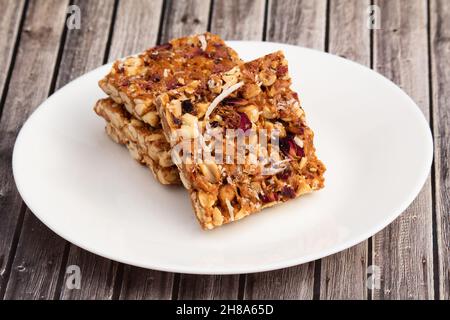 Peanut Candy Bars Mithai Oder Giurgiulena Bekannt Als Meetha Chikki, Gud Patti, Gur Mungfali Chiki, Gajak, Tilgul, Gajjak, Gazak Oder Gachak Werden Aus Moong Hergestellt Stockfoto