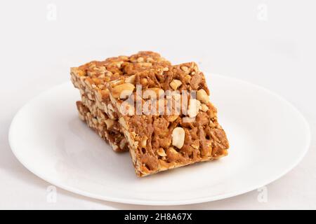 Peanut Candy Bars Mithai Oder Giurgiulena Bekannt Als Meetha Chikki, Gud Patti, Gur Mungfali Chiki, Gajak, Tilgul, Gajjak, Gazak Oder Gachak Stockfoto