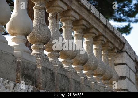 Balustrade und ihre Steinsäulen von der Sonne beleuchtet. Stockfoto