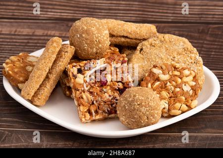 Makar Sankranti oder Lohri Mithai viz Meetha Chikki, Gud Patti, Gur Mungfali Gulab Chiki, Gajak Laddu, Tilgul Ladoo, Gajjak Rolls, Gazak Burfi, Tilkut A Stockfoto