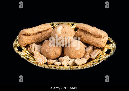 Indische Sweet Til Gul Gur Ke Khasta Gajak Rolls Gazak Laddu Oder Ladoo Gajjak Rewari Tilkut Werden Aus Tilgul, Kaju, Badam, Gud, Pista, Gur Und Erdnüsse Stockfoto