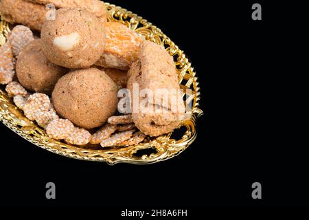 Indische Sweet Til Gul Gur Ke Khasta Gajak Rolls Gazak Laddu Oder Ladoo Gajjak Rewari Tilkut Werden Aus Tilgul, Kaju, Badam, Gud, Pista, Gur Und Erdnüsse Stockfoto