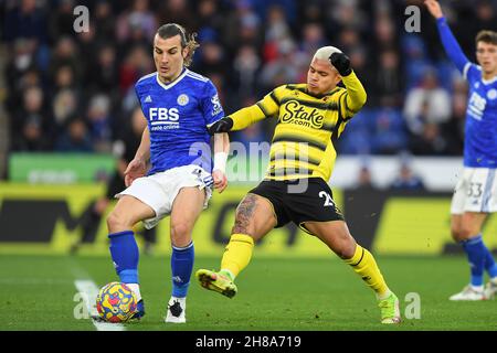 LEICESTER, GBR. NOV 28th ‚Aglar Soyuncu von Leicester City konkurriert mit Cucho Hernandez von Watford während des Premier League-Spiels zwischen Leicester City und Watford im King Power Stadium, Leicester am Sonntag, 28th. November 2021, um den Ball. (Kredit: Jon Hobley | MI News) Kredit: MI Nachrichten & Sport /Alamy Live News Stockfoto