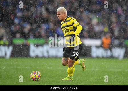 LEICESTER, GBR. NOV 28th Cucho Hernandez von Watford läuft mit dem Ball während des Premier League-Spiels zwischen Leicester City und Watford im King Power Stadium, Leicester am Sonntag, 28th. November 2021. (Kredit: Jon Hobley | MI News) Kredit: MI Nachrichten & Sport /Alamy Live News Stockfoto