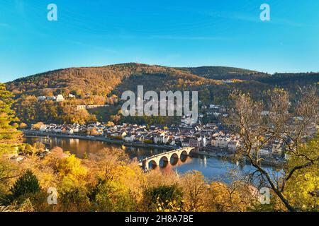 Blick vom Philosophenweg über die alte historische Stadt Heidelnerg mit Odenwald und Schloss am schönen Herbsttag Stockfoto