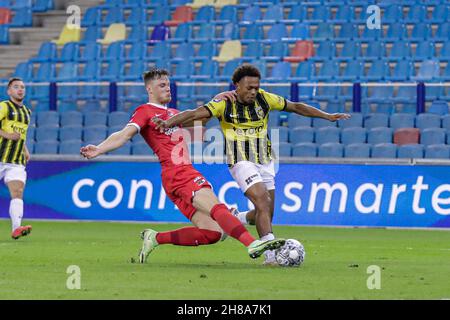 ARNHEM, NIEDERLANDE - 28. NOVEMBER: Sam Beukema von AZ Alkmaar, Lois Openda von Vitesse während des niederländischen Eredivisie-Spiels zwischen Vitesse und AZ Alkmaar in Gelredome am 28. November 2021 in Arnhem, Niederlande (Foto: Broer van den Boom/Orange Picts) Stockfoto