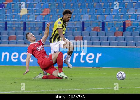 ARNHEM, NIEDERLANDE - 28. NOVEMBER: Sam Beukema von AZ Alkmaar, Lois Openda von Vitesse während des niederländischen Eredivisie-Spiels zwischen Vitesse und AZ Alkmaar in Gelredome am 28. November 2021 in Arnhem, Niederlande (Foto: Broer van den Boom/Orange Picts) Stockfoto