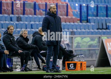 ARNHEM, NIEDERLANDE - 28. NOVEMBER: Trainer Pascal Jansen von AZ Alkmaar während des niederländischen Eredivisie-Spiels zwischen Vitesse und AZ Alkmaar am 28. November 2021 in Gelredome in Arnhem, Niederlande (Foto: Broer van den Boom/Orange Picts) Stockfoto