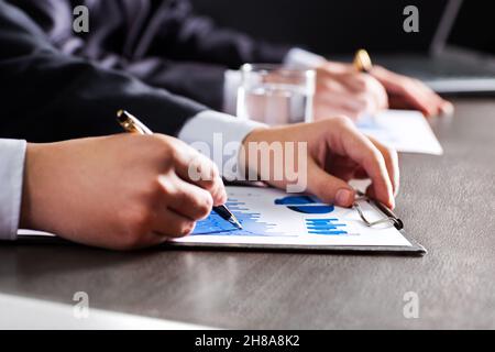 Gruppe von Business Leute fleißig im Büro Stockfoto