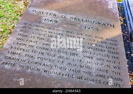 Das Grab von Walter D. Bellingrath ist auf dem Magnolia Cemetery am 26. November 2021 in Mobile, Alabama, zu sehen. Bellingrath gründete Bellingrath Gardens im Jahr 1932. Stockfoto