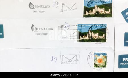 Viele alte Briefumschläge, die von Deutschland nach Belarus geschickt wurden, 2020s. Stockfoto
