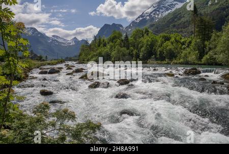 Oldeelva River, Laukifossen, Olden, Norwegen. Landkreis Sogn Og Fjordane. Stockfoto