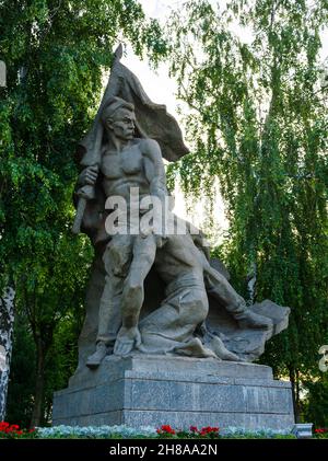 Wolgograd, Russland - 05. Juni 2021: Die skulpturale monumentale Komposition in Mamajew Kurgan zeigt russische Soldaten, die ihr Land vor Faszien verteidigen Stockfoto