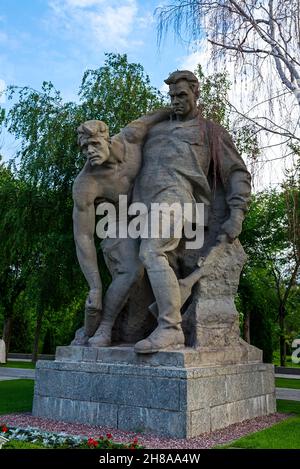 Wolgograd, Russland - 05. Juni 2021: Die skulpturale monumentale Komposition in Mamajew Kurgan zeigt russische Soldaten, die ihr Land vor Faszien verteidigen Stockfoto