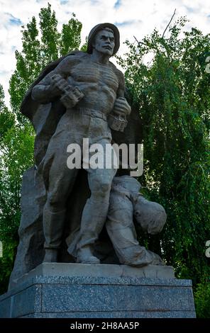 Wolgograd, Russland - 05. Juni 2021: Die skulpturale monumentale Komposition in Mamajew Kurgan zeigt russische Soldaten, die ihr Land vor Faszien verteidigen Stockfoto