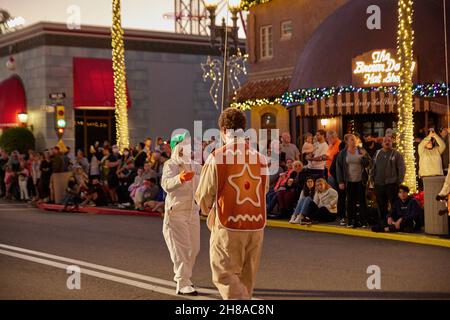 Orlando, USA. 27th. November 2021. Seit November 13 schweben überlebensgroße Luftballons durch die Straßen der Universal Studios Florida, zusammen mit Auftritten von The Minions aus Illumination's Despicable Me und einigen Ihrer Lieblingsfiguren aus DreamWorks Animations Shrek und Madagascar Filmen. (Foto von Yaroslav Sabitov/YES Market Media/Sipa USA) Quelle: SIPA USA/Alamy Live News Stockfoto