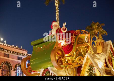 Orlando, USA. 27th. November 2021. Seit November 13 schweben überlebensgroße Luftballons durch die Straßen der Universal Studios Florida, zusammen mit Auftritten von The Minions aus Illumination's Despicable Me und einigen Ihrer Lieblingsfiguren aus DreamWorks Animations Shrek und Madagascar Filmen. (Foto von Yaroslav Sabitov/YES Market Media/Sipa USA) Quelle: SIPA USA/Alamy Live News Stockfoto