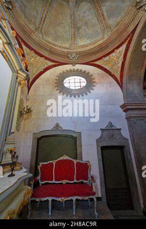 Seitenaltar-Kapelle des neoRokoko-Palast-rot drei Sitz Canape. Estoi Stadt-Faro-Portugal-002 Stockfoto