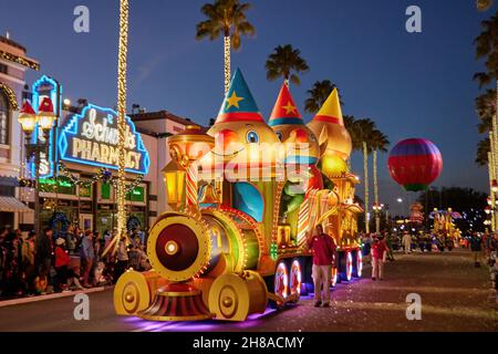 Orlando, USA. 27th. November 2021. Seit November 13 schweben überlebensgroße Luftballons durch die Straßen der Universal Studios Florida, zusammen mit Auftritten von The Minions aus Illumination's Despicable Me und einigen Ihrer Lieblingsfiguren aus DreamWorks Animations Shrek und Madagascar Filmen. (Foto von Yaroslav Sabitov/YES Market Media/Sipa USA) Quelle: SIPA USA/Alamy Live News Stockfoto