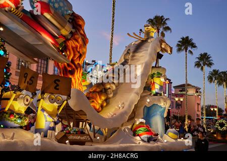 Orlando, USA. 27th. November 2021. Seit November 13 schweben überlebensgroße Luftballons durch die Straßen der Universal Studios Florida, zusammen mit Auftritten von The Minions aus Illumination's Despicable Me und einigen Ihrer Lieblingsfiguren aus DreamWorks Animations Shrek und Madagascar Filmen. (Foto von Yaroslav Sabitov/YES Market Media/Sipa USA) Quelle: SIPA USA/Alamy Live News Stockfoto