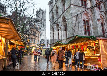 16 Dezember, Gent, Belgien. Weihnachtsmarkt in der Altstadt, viele Leute. Stockfoto