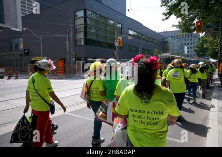 Toronto, Ontario, Kanada - 08/25/2013: Demonstranten mit Transparenten und Plakaten gegen die kanadische Regierung zum Thema Sponsorenkind in Philippi Stockfoto