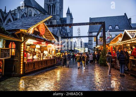 16 Dezember, Gent, Belgien. Traditionelle Weihnachtskiosks mit Speisen, Bier und Souvenirs. Die Altstadt von Gent. Stockfoto