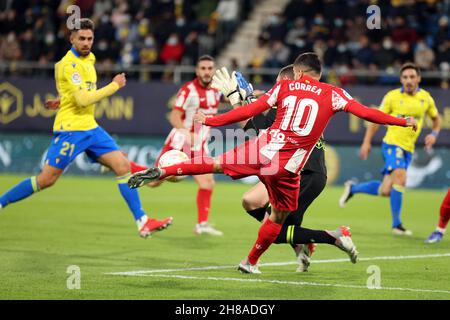 Cisz, Cisz, Spanien. 28th. November 2021. Angel Correa von Atletico de Madrid während des La Liga Santader-Spiels zwischen Cadiz CF und tletico de Madrid am 28. November 2021 in Nuevo Mirandilla in Cadiz, Spanien. (Bild: © Jose Luis Contreras/DAX via ZUMA Press Wire) Stockfoto