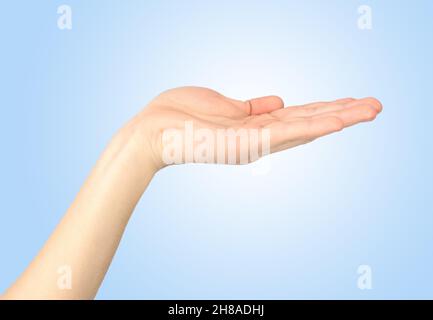 Offene Handfläche isoliert auf blauem Hintergrund. Stockfoto