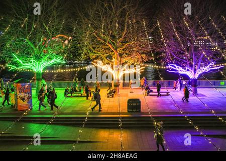 London, Großbritannien. 28th. November 2021. Die Londoner sitzen und spazieren auf den neonbeleuchteten Baumdächern, die dieses Jahr Teil der Southbank Winter Lights sind. Das kostenlose Display kann täglich von der Dämmerung bis zum 11,30pm. Januar bis zum 9th. Januar 2022 besichtigt werden. Kredit: Imageplotter/Alamy Live Nachrichten Stockfoto