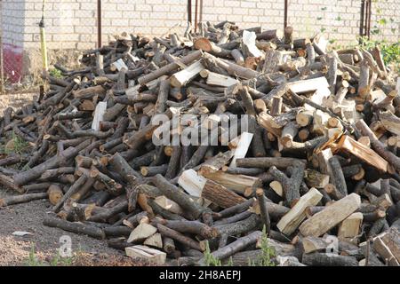 Ein Haufen Feuerholz. Brennholz für den Winter. Stockfoto