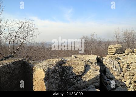 Friaul Julisch Venetien, Italien. Das Karstplateau von Triest. Der Berg Hermada (auf Slowenisch Grmada) ist ein niedriger Hügel an der Grenze zwischen Italien und Slowenien. Im Laufe des Ersten Weltkrieges war es ein unausschüchtisches Bollwerk der österreichisch-ungarischen Armee, das Triest von seiner Spitze verteidigte. Österreichisch-ungarischer Aussichtspunkt. Von dort aus hat man einen außergewöhnlichen Blick auf die Dörfer Iamiano (Jamlje) und Doberdò del Lago (Doberdob), das Brestovizza-Tal (Brestovica Dol, SLO) und den Karst von Comeno (Komenski Kras). Stockfoto