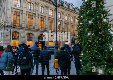 Paris, Frankreich, Menschenmassen Straßenszenen einkaufen, Weihnachten in Paris, Place Vendome, Luxusgeschäfte Fotns, Louis Vuitton, Pariser Nachbarschaft Stockfoto