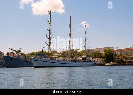 Sewastopol, Krim, Russland - 11. Juni 2021: Dreimaster-Fregatte Chersonesos. Der Ankerplatz in der Bucht Sewastopols. Stockfoto