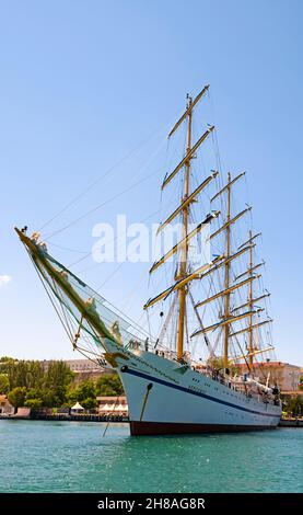 Sewastopol, Krim, Russland - 11. Juni 2021: Dreimaster-Fregatte Chersonesos. Der Ankerplatz in der Bucht Sewastopols. Stockfoto