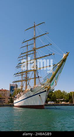 Sewastopol, Krim, Russland - 11. Juni 2021: Dreimaster-Fregatte Chersonesos. Der Ankerplatz in der Bucht Sewastopols. Stockfoto