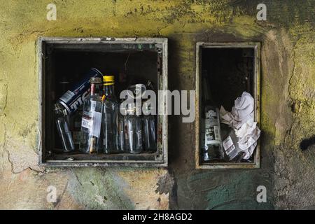 Lublin, Polen - 13. Februar 2021: Leere Flaschen Alkohol im Mietshaus zurückgelassen Stockfoto