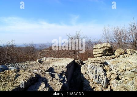 Friaul Julisch Venetien, Italien. Das Karstplateau von Triest. Der Berg Hermada (auf Slowenisch Grmada) ist ein niedriger Hügel an der Grenze zwischen Italien und Slowenien. Im Laufe des Ersten Weltkrieges war es ein unausschüchtisches Bollwerk der österreichisch-ungarischen Armee, das Triest von seiner Spitze verteidigte. Österreichisch-ungarischer Aussichtspunkt. Von dort aus hat man einen außergewöhnlichen Blick auf die Dörfer Iamiano (Jamlje) und Doberdò del Lago (Doberdob), das Brestovizza-Tal (Brestovica Dol, SLO) und den Karst von Comeno (Komenski Kras). Stockfoto