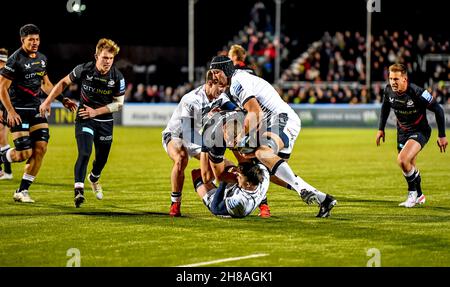 London, Großbritannien. 28th. November 2021. London, Großbritannien. 28th. November 2021. Ben Earl of Saracens wird am 28. November 2021 beim Gallagher Premiership Rugby-Spiel zwischen Saracens und Sale Sharks im StoneX Stadium, London, England, angegangen. Foto von Phil Hutchinson. Nur zur redaktionellen Verwendung, Lizenz für kommerzielle Nutzung erforderlich. Keine Verwendung bei Wetten, Spielen oder Veröffentlichungen einzelner Clubs/Vereine/Spieler. Kredit: UK Sports Pics Ltd/Alamy Live Nachrichten Stockfoto